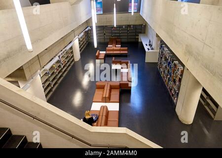 Zwölf Jahre nach Planungsbeginn und nach fast sieben Jahren Abriss und Bau - wurde im Juli 2015 die neue Universitätsbibliothek (UB) eröffnet, die vom Architekten Heinrich Degelo entworfen wurde, hier das Untergeschoss, 02.10.2015, [automatisierte Übersetzung] Stockfoto