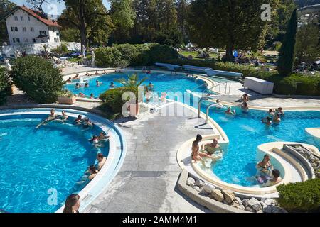 Badegäste am Freizeitbad Alpamare in Bad Tölz. Am letzten Tag vor Schließung. [Automatisierte Übersetzung] Stockfoto