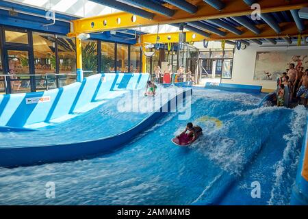 Badegäste am Freizeitbad Alpamare in Bad Tölz. Am letzten Tag vor Schließung. [Automatisierte Übersetzung] Stockfoto