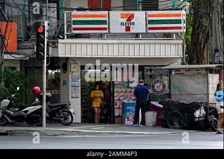 Bangkok, thailand - 2020.01.09: Blick auf einen 7 Eleven Shop in thanon sukhumvit in der Nähe des östlichen Busterminals ekkamai Stockfoto