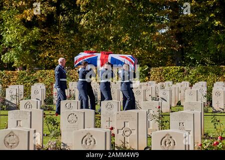 Memorial Service der Royal Air Force für den schottischen Piloten George Smith, der mit seinem Lancaster JB221 in Südhessen 1943 während des zweiten Weltkriegs stürzte Nach der Trauerfeier in der Kirche St. Ägidius in Gmund folgt die Beisetzung auf dem britischen Soldatenfriedhof Dürnbach. [Automatisierte Übersetzung] Stockfoto