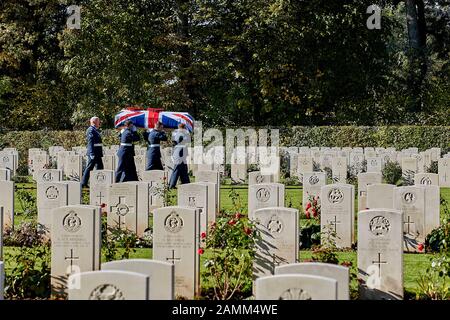 Memorial Service der Royal Air Force für den schottischen Piloten George Smith, der mit seinem Lancaster JB221 in Südhessen 1943 während des zweiten Weltkriegs stürzte Nach der Trauerfeier in der Kirche St. Ägidius in Gmund folgt die Beisetzung auf dem britischen Soldatenfriedhof Dürnbach. [Automatisierte Übersetzung] Stockfoto