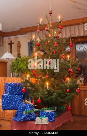 Geschenk unter dem Weihnachtsbaum [automatisierte Übersetzung] Stockfoto