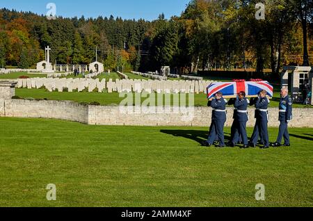 Memorial Service der Royal Air Force für den schottischen Piloten George Smith, der mit seinem Lancaster JB221 in Südhessen 1943 während des zweiten Weltkriegs stürzte Nach der Trauerfeier in der Kirche St. Ägidius in Gmund folgt die Beisetzung auf dem britischen Soldatenfriedhof Dürnbach. [Automatisierte Übersetzung] Stockfoto