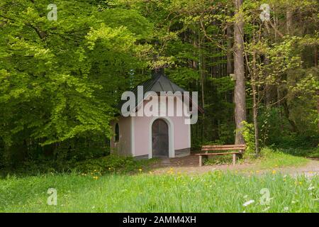 Die Kapelle (Bruder Klaus) am Mauerrand auf dem Weg von Teisendorf nach Höglwörth, Pfarrei Teisendorf, Berchtesgadener Land, Oberbayern [automatisierte Übersetzung] Stockfoto