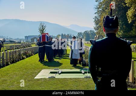 Memorial Service der Royal Air Force für den schottischen Piloten George Smith, der mit seinem Lancaster JB221 in Südhessen 1943 während des zweiten Weltkriegs stürzte Nach der Trauerfeier in der Kirche St. Ägidius in Gmund folgt die Beisetzung auf dem britischen Soldatenfriedhof Dürnbach. [Automatisierte Übersetzung] Stockfoto