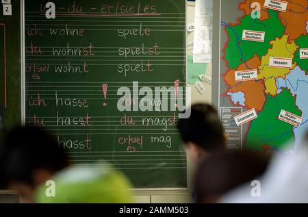 Deutschunterricht für Flüchtlingskinder in der Realschule in Puchheim. [Automatisierte Übersetzung] Stockfoto