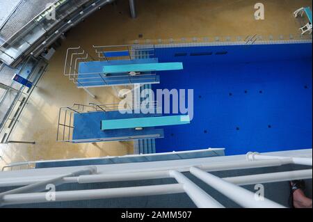 Sprungturm mit 10-Meter-Brett in der Olympia-Schwimmhalle im Münchner Olympiapark. [Automatisierte Übersetzung] Stockfoto