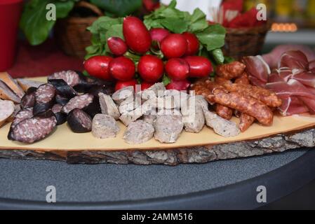 Metzgerplate in einem Geschäft in der Butcher-Reihe am Münchner Viktualienmarkt. Die Häuserzeile mit der Sammlung von Metzgereien existiert seit 1315. [Automatisierte Übersetzung] Stockfoto