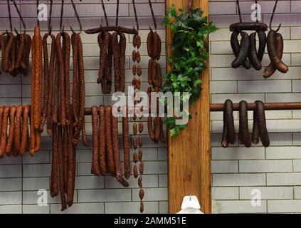 Würstchen in einem Geschäft in der Metzgerei am Viktualienmarkt in München. Die Häuserzeile mit der Sammlung von Metzgereien existiert seit 1315. [Automatisierte Übersetzung] Stockfoto