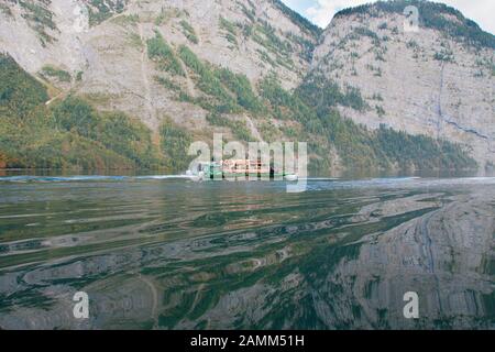 Am Almabtrieb von der Saletalm über den Königssee bis zum Seeland und Heimat des dortigen Stalls im Schönau, Berchtesgadener Land, Oberbayern, Deutschland [automatisierte Übersetzung] Stockfoto