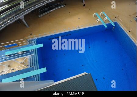 Sprungturm mit 10-Meter-Brett in der Olympia-Schwimmhalle im Münchner Olympiapark. [Automatisierte Übersetzung] Stockfoto