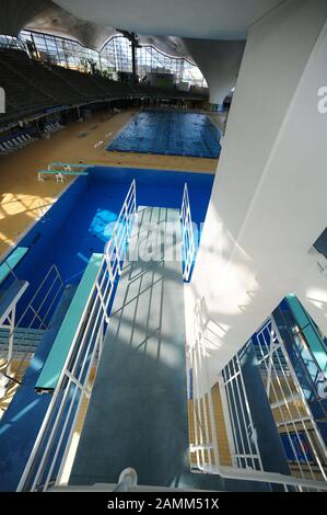 Sprungturm mit 10-Meter-Brett in der Olympia-Schwimmhalle im Münchner Olympiapark. [Automatisierte Übersetzung] Stockfoto