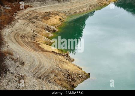 Sylvenstein-Reservoir Sylvenstein Reservoir, Niedrigwasser, Lenggries Falls, 17.11.2015, [automatisierte Übersetzung] Stockfoto