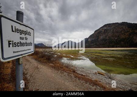 Sylvenstein-Reservoir Sylvenstein Reservoir, Niedrigwasser, Lenggries Falls, 17.11.2015, [automatisierte Übersetzung] Stockfoto