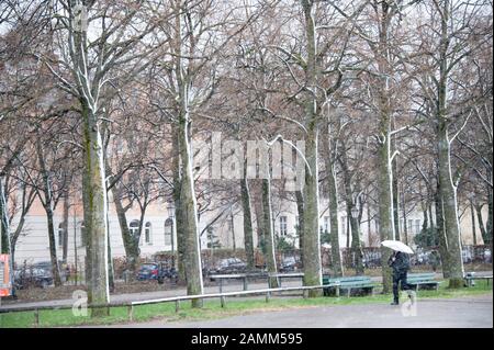 Erster Schnee in München im Winter 2015/16: Im Bild ein Wanderer mit Regenschirm auf der Bavariaring an der Theresienwiese. [Automatisierte Übersetzung] Stockfoto