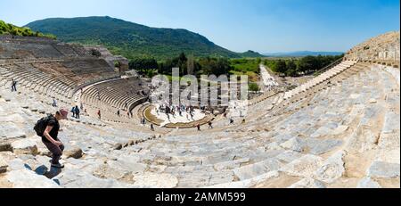 Touristen im Amphitheater (Kolosseum) in Ephesos Türkei Stockfoto