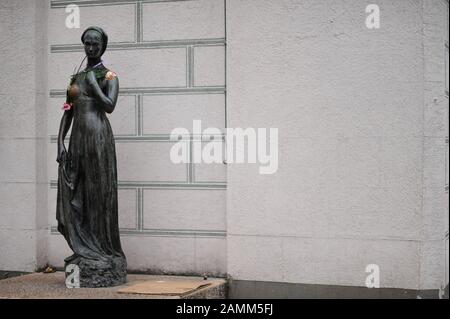 Kopie der Bronzestatue Juliet von Nereo Costantini vor dem Turm des Alten Rathauses am Münchner Marienplatz. Das Denkmal aus dem Jahr 1974 ist ein Geschenk der Sparkasse von Verona, Vicenza und Belluno. Verona ist eine Partnerstadt Münchens im Jahr 1960. [Automatisierte Übersetzung] Stockfoto