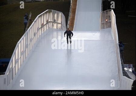 Bau der Eisbahn für den Red Bull Crash Ice Contest im Olympiapark in München. Das Bild zeigt einen Testskater auf der Eisbahn. [Automatisierte Übersetzung] Stockfoto