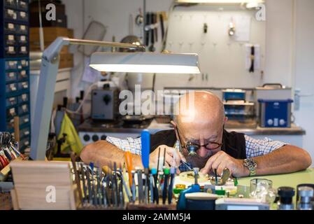Uhrmacher Hans-Werner Prinz bei der Arbeit in seiner Werkstatt in Ismaning bei München. [Automatisierte Übersetzung] Stockfoto