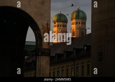 Abendblick über die Feldherrnhalle und die Türme der Frauenkirche in der Münchner Altstadt. [Automatisierte Übersetzung] Stockfoto