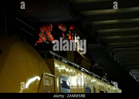 Die Techniker der Deutschen Bahn reparieren auf der Hauptstrecke am Rosenheimer Platz eine defekte Oberleitung, was zu erheblichen Störungen im S-Bahn-Betrieb geführt hat. [Automatisierte Übersetzung] Stockfoto