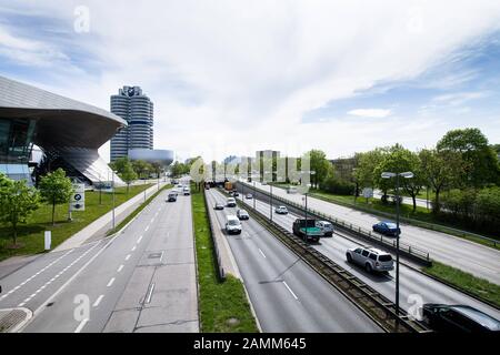 Die Fassade der BMW Welt am Mittleren Ring, im Hintergrund das BMW-Museum und die BMW-Zentrale. [Automatisierte Übersetzung] Stockfoto