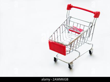 Kleiner Supermarkt Lebensmittelgeschäft Push Cart für Shopping auf weißem Hintergrund. Stockfoto