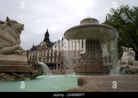 Eröffnung der Münchner Brunnensaison 2016: Im Bild ist nach der Winterpause wieder der von Adolf von Hildebrand im Jahr 1895 erbaute Wittelsbachbrunnen auf dem Lenbachplatz aufgedreht. [Automatisierte Übersetzung] Stockfoto