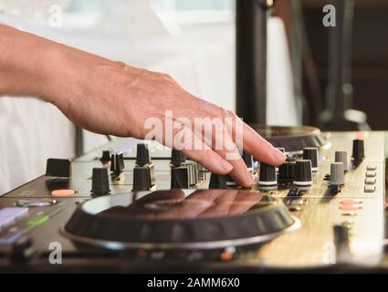 Nahaufnahme des DJ-Mixers, der die Hand des Musikers mischt Stockfoto