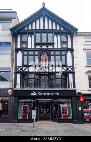 Exeter, DEVON, Großbritannien - 31. März19: Die Santander Bank befindet sich in einem Gebäude im elisabethanischen Stil an der 53 High Street. Die Statue in der Fassade ist von Leofric. Stockfoto