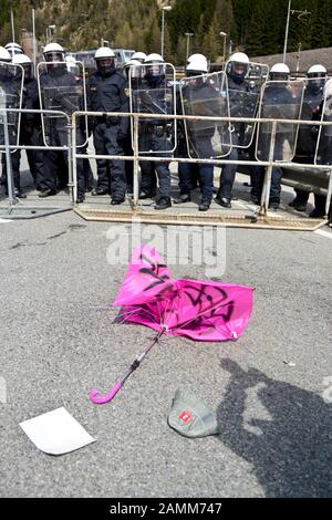 Österreichische Polizisten stehen am Grenzübergang nach Österreich am Brennerpass. Italienische Demonstranten protestieren am 24. April 2016 gegen die von Österreich geplanten Grenzkontrollen. Die österreichische Polizei war mit 300 Mann im Einsatz. [Automatisierte Übersetzung] Stockfoto