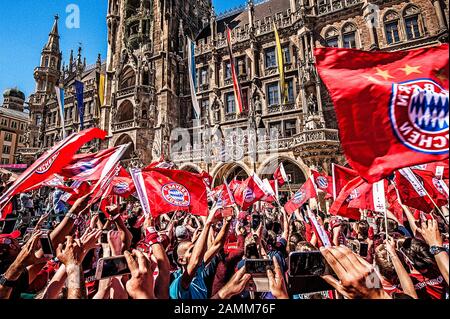 Jubelnde Fans des FC Bayern München auf dem Münchner Marienplatz [automatisierte Übersetzung] Stockfoto