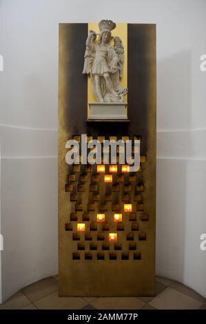 Rundgang mit Architekt und Kirchenvorstand durch die Kirche St. Michael in Berg am Laim, deren Sanierung nach 19 Jahren abgeschlossen wurde. [Automatisierte Übersetzung] Stockfoto