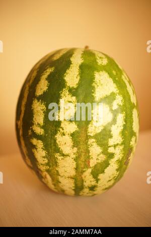 Große reife Wassermelone auf dem Tisch. Stockfoto