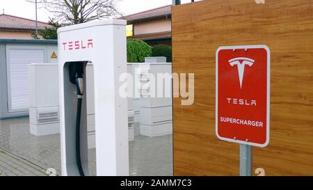 Tesla Supercharger, Ladestation in einem Rastplatz an der AUTOBAHN A 96 kurz nach Memmingens 17.05.2016, Foto: Manfred Neubauer [automatisierte Übersetzung] Stockfoto