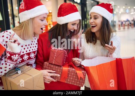 Drei Mädchen nach dem Weihnachtseinkauf im Laden Stockfoto