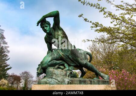 Exeter, DEVON, UK - 31MAR19: The Deerstalker, eine Statue von Edward Bailey Stephens, in Northernhay Gardens. Stockfoto