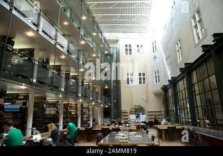 Studenten in der Teilbibliothek "Ulmer Hof" auf dem Campus der katholischen Universität Eichstätt-Ingolstadt (KU) in Eichstätt. [Automatisierte Übersetzung] Stockfoto