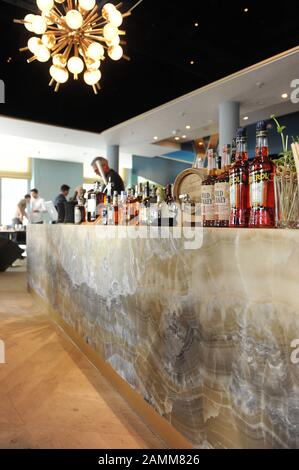 Gäste am Eröffnungsabend des Bar-Restaurants "Rocca Riviera" in der neuen Siemens-Zentrale am Wittelsbacherplatz. [Automatisierte Übersetzung] Stockfoto