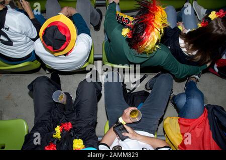 Fußballfans beim Public Viewing im Olympiastadion anlässlich des Viertelfinalspiels zwischen Deutschland und Italien während der Fußball-Europameisterschaft 2016. [Automatisierte Übersetzung] Stockfoto