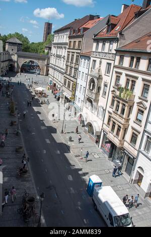 Blick von oberhalb der Sendlinger Straße in München, die seit dem 01.07.2016 komplett Fußgängerzone ist. [Automatisierte Übersetzung] Stockfoto