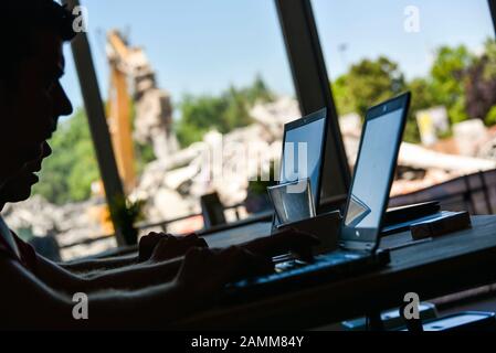 Jungunternehmer auf ihren Laptops im Café in Werk 1 in der Grafinger Straße 6 hinter dem Ostbahnhof. Im Hintergrund die Bauarbeiten für das Neubauviertel auf dem ehemaligen Pfanni-Gelände. [Automatisierte Übersetzung] Stockfoto