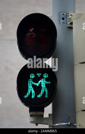 Schwule Ampelmännchen an einer Fußgängerampel im Zeichen der Vielfalt im Münchner Gärtnerplatzviertel. [Automatisierte Übersetzung] Stockfoto