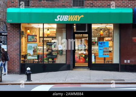 [Historisches Schaufenster] Subway Restaurant, 421 2. Ave, New York, NYC Schaufenster Foto einer Sandwich-Shop-Kette in Manhattan. Stockfoto