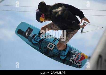 Wakeboarder beim Wakeboard Big Air auf der Münchner Masche im Olympiapark in München. [Automatisierte Übersetzung] Stockfoto