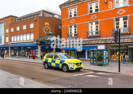 Exeter, DEVON, Großbritannien - 31. MAR19: Devon und Cornwall Polizeiwagen vor Stiefeln in der Exeter High Street. Stockfoto