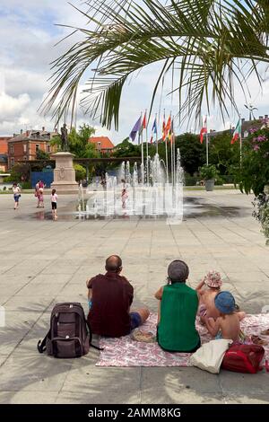 Colmar - Brunnen am Place Rapp, Jet d'eau de la Place Rapp, Familie mit Kindern, 23.07.2016, Foto: Manfred Neubauer [automatisierte Übersetzung] Stockfoto