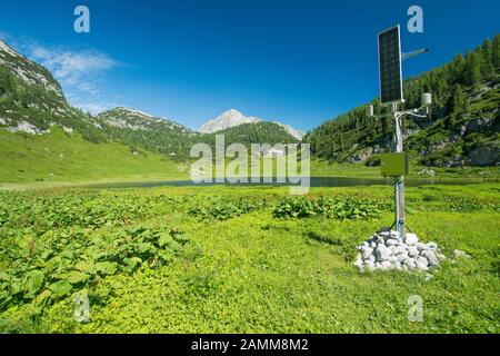 Messstation des Deutschen Wetterdienstes in Funtensee in Höhe 1601 über dem Meer mit dem Schottmalhorn im Hintergrund [automatisierte Übersetzung] Stockfoto