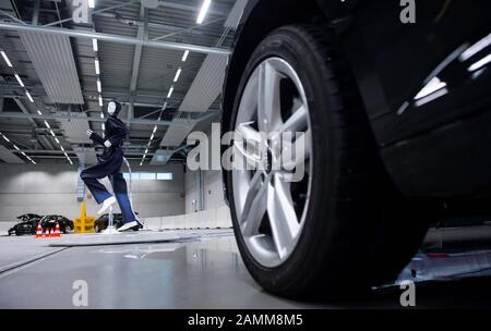 In der Halle des Forschungszentrums Charissma an der Technischen Universität Ingolstadt fährt vor einem autonom fahrenden Auto eine Roboterattrappe. [Automatisierte Übersetzung] Stockfoto